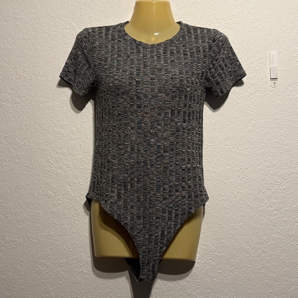 Forever 21 Gray Ribbed Short Sleeve Knit Bodysuit Size Small Snap Closure Casual